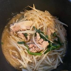 豚バラ肉キャベツニラ長ねぎの生姜醤油鍋